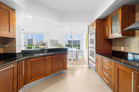 Condo in Aventura, Florida, 2 bedrooms  № 2002888 - photo 10