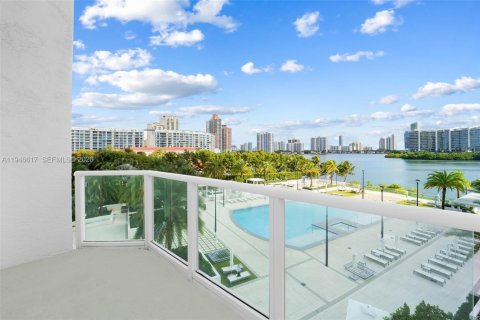 Condo in Aventura, Florida, 2 bedrooms  № 2002888 - photo 19