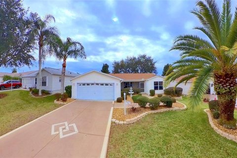House in The Villages, Florida 3 bedrooms, 141.86 sq.m. № 1551124 - photo 1