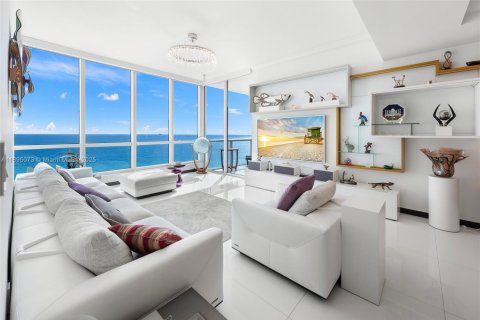 Condominio en alquiler en Miami Beach, Florida, 2 dormitorios, 173.73 m2 № 1950948 - foto 1