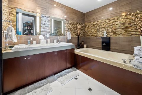 Condominio en alquiler en Miami Beach, Florida, 2 dormitorios, 173.73 m2 № 1950948 - foto 18