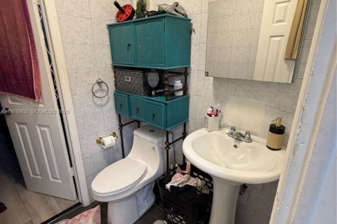 Condo in Hialeah, Florida, 2 bedrooms  № 2040994 - photo 13