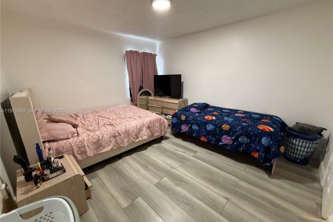 Condo in Hialeah, Florida, 2 bedrooms  № 2040994 - photo 15