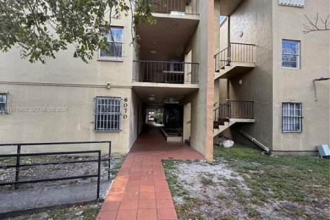 Condo in Hialeah, Florida, 2 bedrooms  № 2040994 - photo 29