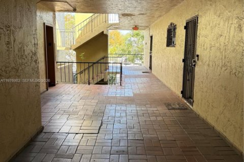 Condo in Hialeah, Florida, 2 bedrooms  № 2040994 - photo 4