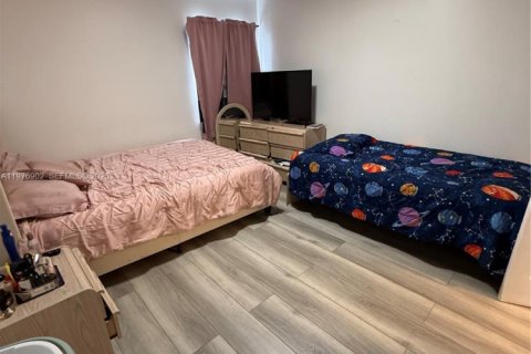 Condo in Hialeah, Florida, 2 bedrooms  № 2040994 - photo 16