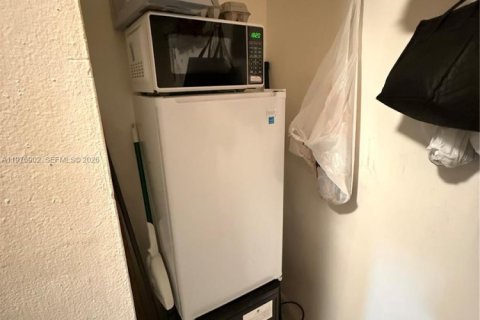 Condo in Hialeah, Florida, 2 bedrooms  № 2040994 - photo 22