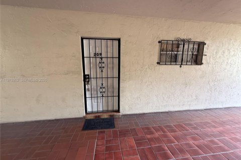 Condo in Hialeah, Florida, 2 bedrooms  № 2040994 - photo 25