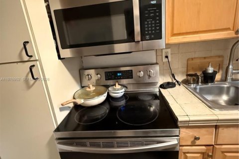 Condo in Hialeah, Florida, 2 bedrooms  № 2040994 - photo 6