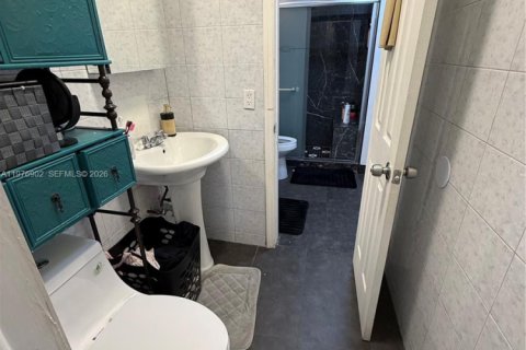 Condo in Hialeah, Florida, 2 bedrooms  № 2040994 - photo 24