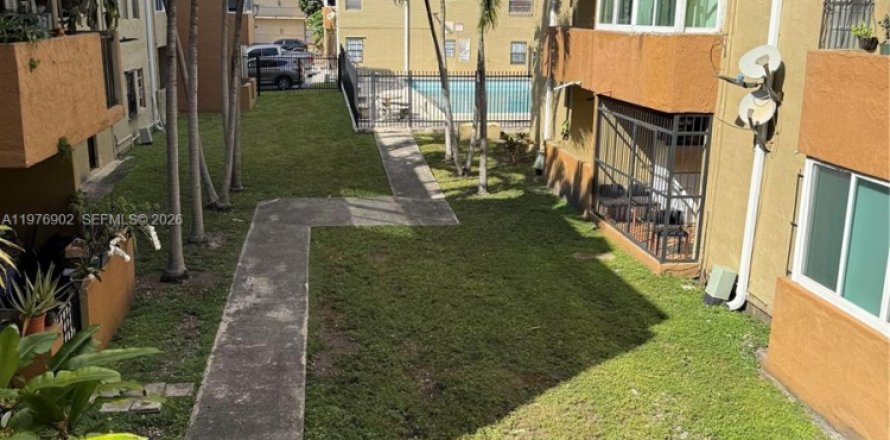 Condo in Hialeah, Florida, 2 bedrooms  № 2040994