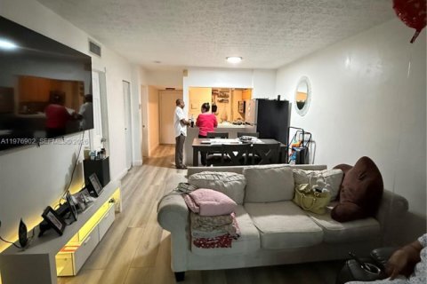 Condo in Hialeah, Florida, 2 bedrooms  № 2040994 - photo 7