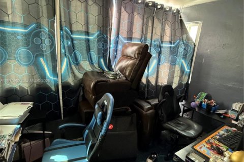 Condo in Hialeah, Florida, 2 bedrooms  № 2040994 - photo 21