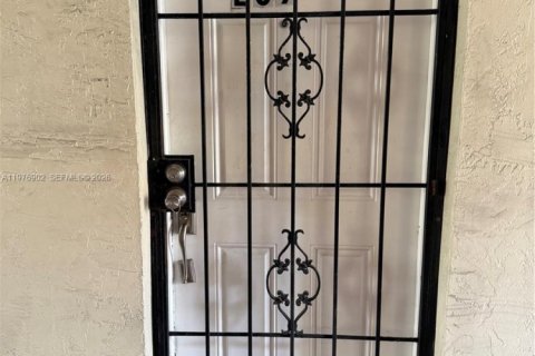 Condo in Hialeah, Florida, 2 bedrooms  № 2040994 - photo 26