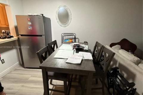 Condo in Hialeah, Florida, 2 bedrooms  № 2040994 - photo 8