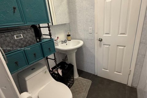 Condo in Hialeah, Florida, 2 bedrooms  № 2040994 - photo 12