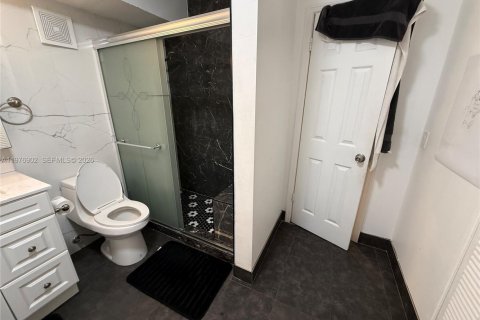 Condo in Hialeah, Florida, 2 bedrooms  № 2040994 - photo 10