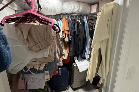 Condo in Hialeah, Florida, 2 bedrooms  № 2040994 - photo 17