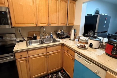 Condo in Hialeah, Florida, 2 bedrooms  № 2040994 - photo 23
