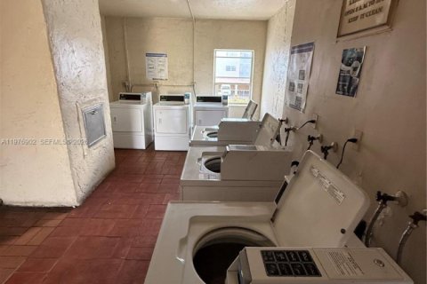 Condo in Hialeah, Florida, 2 bedrooms  № 2040994 - photo 28