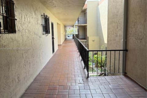 Condo in Hialeah, Florida, 2 bedrooms  № 2040994 - photo 3