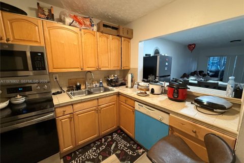 Condo in Hialeah, Florida, 2 bedrooms  № 2040994 - photo 5