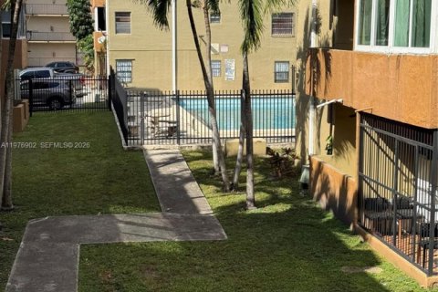 Condo in Hialeah, Florida, 2 bedrooms  № 2040994 - photo 2