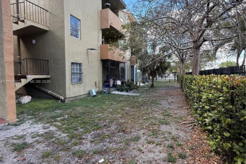 Condo in Hialeah, Florida, 2 bedrooms  № 2040994 - photo 30