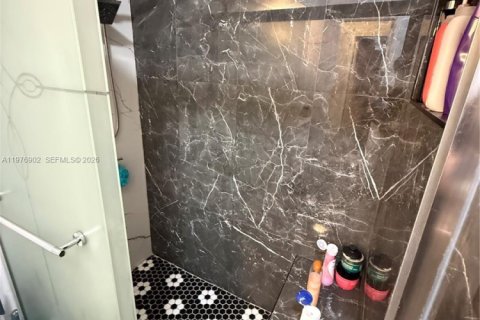 Condo in Hialeah, Florida, 2 bedrooms  № 2040994 - photo 11