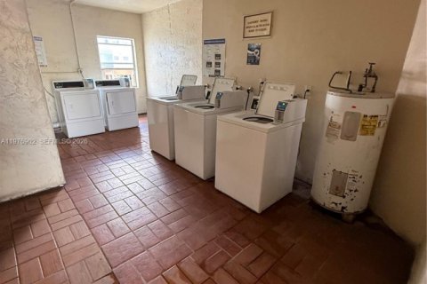 Condo in Hialeah, Florida, 2 bedrooms  № 2040994 - photo 27