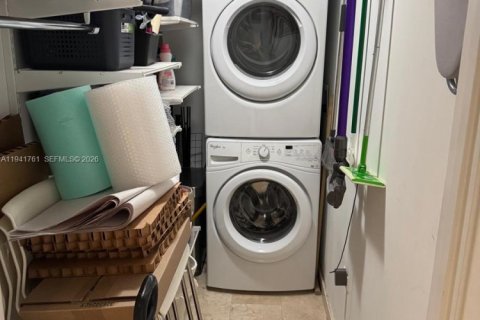 Condo in Miami, Florida, 2 bedrooms  № 2000972 - photo 23