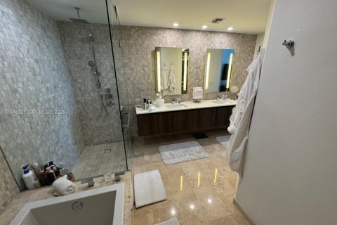 Condo in Miami, Florida, 2 bedrooms  № 2000972 - photo 15