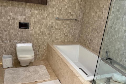 Condo in Miami, Florida, 2 bedrooms  № 2000972 - photo 16