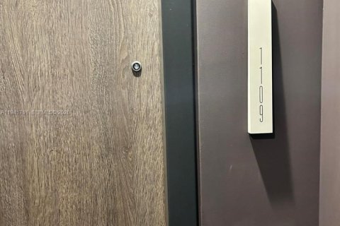 Condo in Miami, Florida, 2 bedrooms  № 2000972 - photo 8