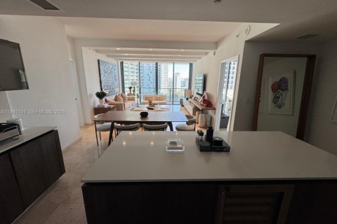 Condo in Miami, Florida, 2 bedrooms  № 2000972 - photo 2