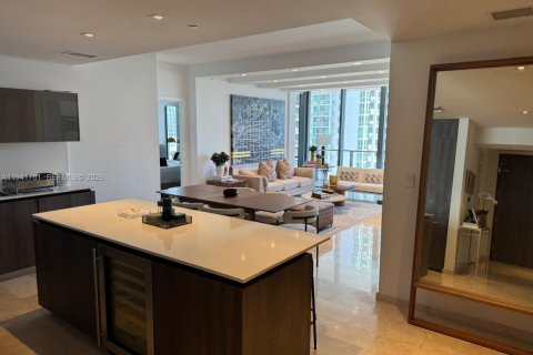 Condo in Miami, Florida, 2 bedrooms  № 2000972 - photo 3