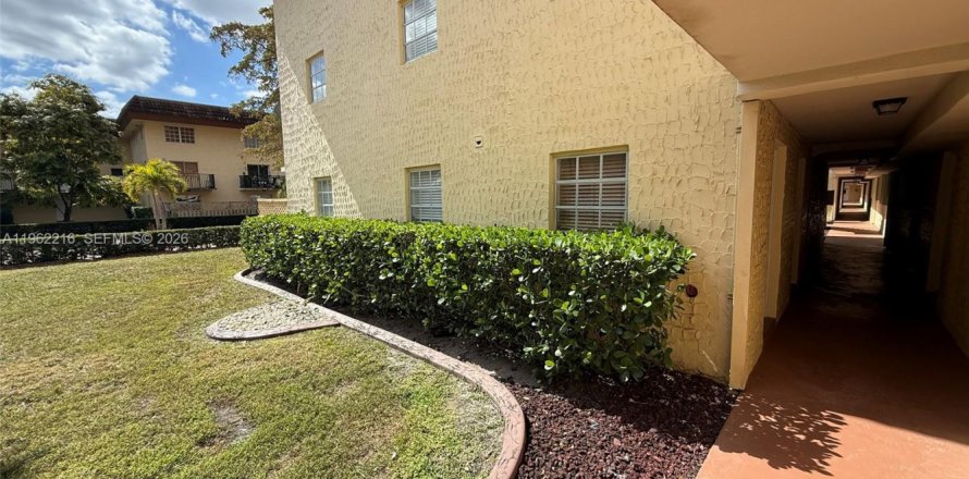 Кондоминиум с 3 спальнями в Майами, Флорида № 2025036