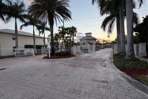 House in Doral, Florida 4 bedrooms, 267.37 sq.m. № 1920855 - photo 19