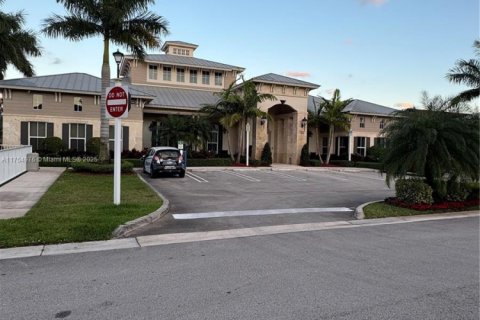 House in Doral, Florida 4 bedrooms, 267.37 sq.m. № 1920855 - photo 24