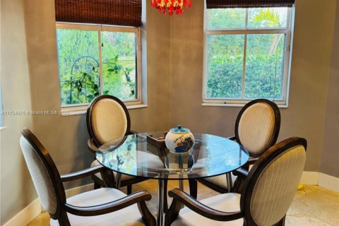 House in Doral, Florida 4 bedrooms, 267.37 sq.m. № 1920855 - photo 7