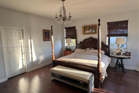 House in Doral, Florida 4 bedrooms, 267.37 sq.m. № 1920855 - photo 8