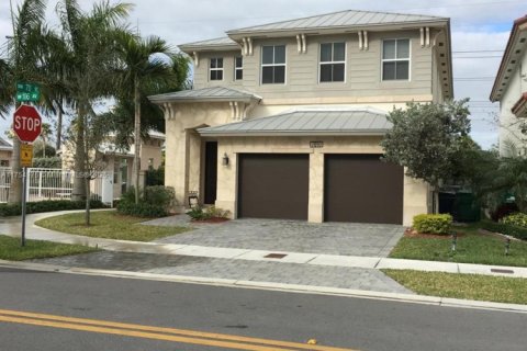 House in Doral, Florida 4 bedrooms, 267.37 sq.m. № 1920855 - photo 25
