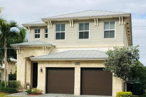 House in Doral, Florida 4 bedrooms, 267.37 sq.m. № 1920855 - photo 1