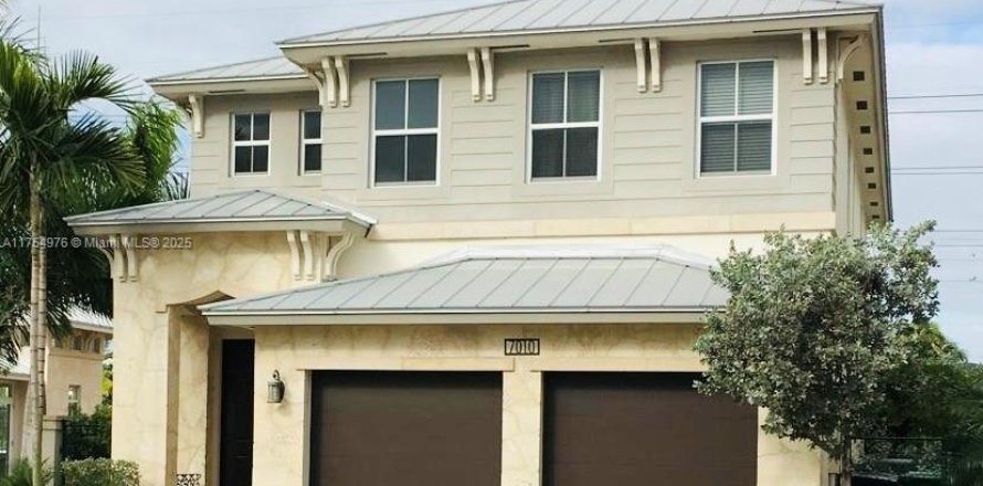 House in Doral, Florida 4 bedrooms, 267.37 sq.m. № 1920855