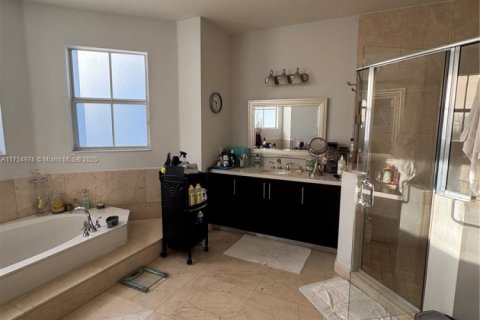 House in Doral, Florida 4 bedrooms, 267.37 sq.m. № 1920855 - photo 11