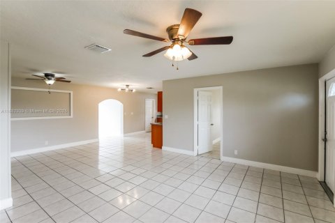 Villa ou maison à louer à Oakland Park, Floride: 3 chambres, 144 m2 № 1931444 - photo 2