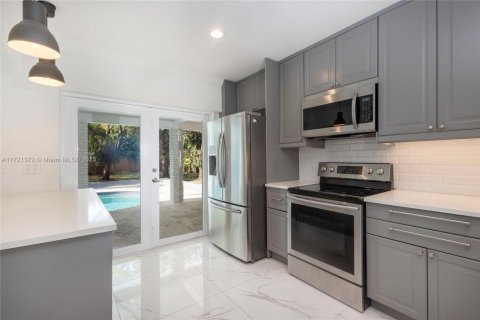 House in Palmetto Bay, Florida 3 bedrooms, 199 sq.m. № 1933906 - photo 14