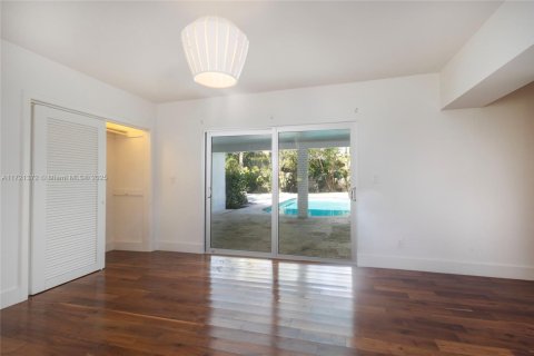 House in Palmetto Bay, Florida 3 bedrooms, 199 sq.m. № 1933906 - photo 18