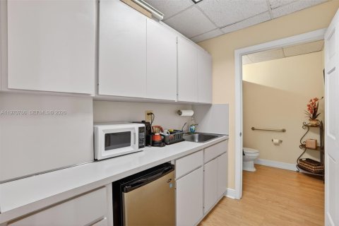 Commercial property in South Miami, Florida № 2031452 - photo 10