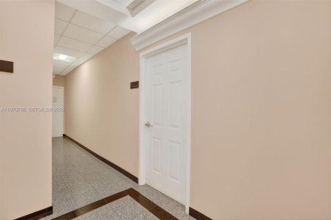 Commercial property in South Miami, Florida № 2031452 - photo 15